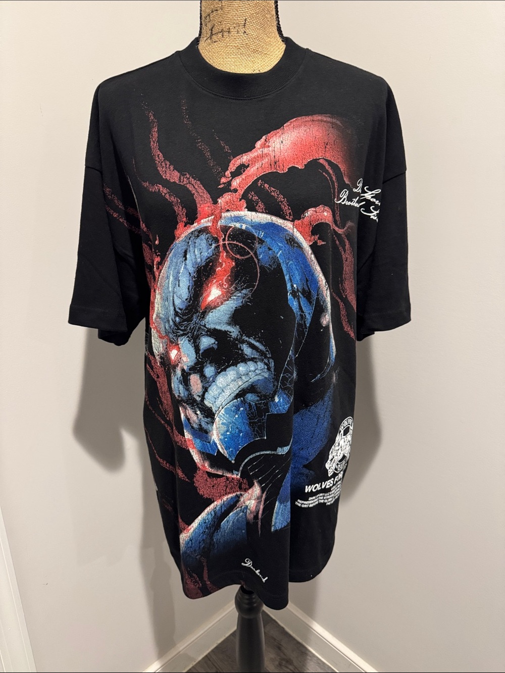 NWT Men’s Darc Sport Darkseid Black Graphic Tee with Comic Skull Design